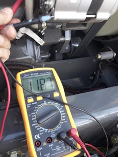 medicion de voltaje de salida del alternador de un coche